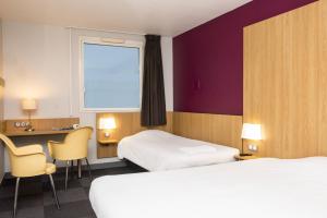 B&B HOTEL La Rochelle Centre客房内的一张或多张床位
