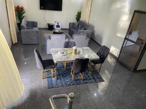 a dining table and chairs in a room at RESIDENCE Diass Immo in Diass