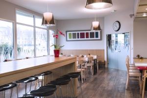 B&B HOTEL La Rochelle Centre餐厅或其他用餐的地方