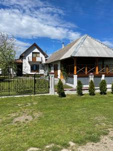 a house with a gate in front of a yard at Садиба у Оксани in Verkhneye Sinevidnoye