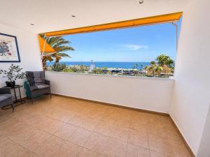 a living room with a large window with a view of the ocean at Top augestattetes Apartment Monte Rojo in Maspalomas