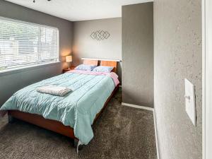 a bedroom with a bed and a window at Town House in Norman