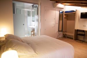 - une chambre avec un lit blanc et une télévision dans l'établissement Host & Home, à Valence