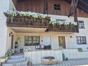 a house with a balcony with flowers on it at Haus am Gschlößlweg in Kelheim