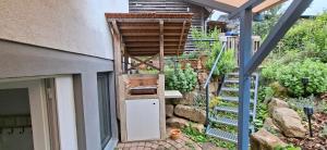 ein Garten mit einer Treppe, die zu einem Haus hinaufführt in der Unterkunft Downstairs6b WIEDERERÖFFNUNG IM JULI ! in Dipperz