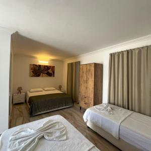ein Schlafzimmer mit zwei Betten in einem Zimmer mit in der Unterkunft Kiriş Garden Hotel in Kemer + 112 Fotos