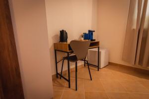 a small desk with a chair in a room at Amandelia in Fardella