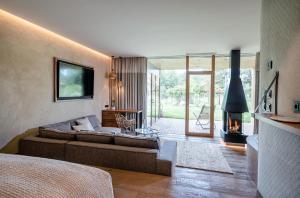 ein Wohnzimmer mit Sofa und Kamin in der Unterkunft Genussdorf Gmachl - Hotel & Spa in Bergheim