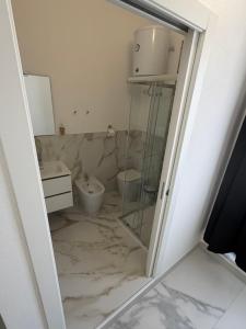 a bathroom with a toilet and a sink at Alexandra Rooms & Suitess in Sassari