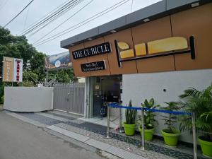 a building with a sign that reads the coffee at The Cubicle in Haldwāni
