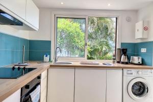 a kitchen with a sink and a window at Aybowan - Jacuzzi - Climatisation in Les Avirons