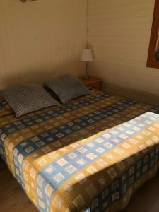 a bed in a room with a bed sidx sidx sidx at Chalet confort 1 piscine partagée in Les Vans