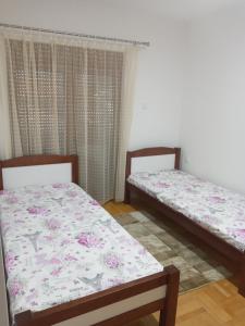 zwei Betten stehen in einem Zimmer in der Unterkunft Bane apt in Kravlja