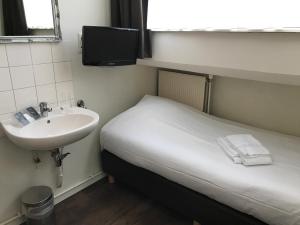 Postel nebo postele na pokoji v ubytování Hotel Carillon