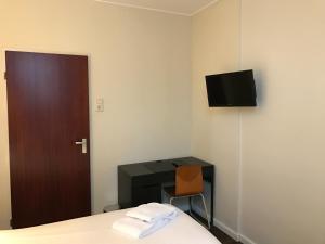 TV a/nebo společenská místnost v ubytování Hotel Carillon