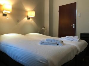 Postel nebo postele na pokoji v ubytování Hotel Carillon