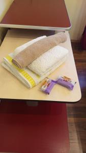 two towels and a toothbrush on a table at Harta in cui in Sighetu Marmaţiei