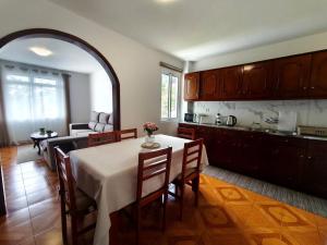 a kitchen and dining room with a table and chairs at Alojamento Local - El Paraiso in Câmara de Lobos