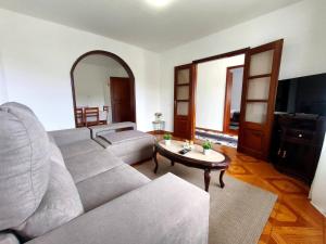 a living room with a couch and a table at Alojamento Local - El Paraiso in Câmara de Lobos