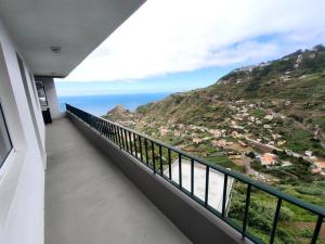a balcony with a view of the ocean at Alojamento Local - El Paraiso in Câmara de Lobos