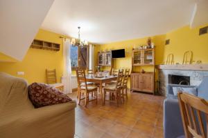 a kitchen and dining room with a table and chairs at Casa Montenegro Las Colladas in Las Colladas