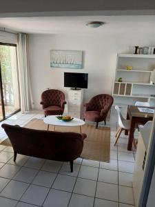 a living room with two chairs and a table at Duplex T3 2 étoiles bord de lac 65mcarrés in Biscarrosse