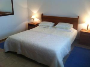 En eller flere senge i et værelse på Vivenda Pirilampo