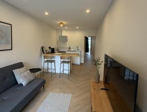 a living room with a couch and a kitchen at Herberg de Smederij in Kampen