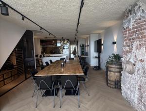 a dining room with a large table and chairs at Herberg de Smederij in Kampen