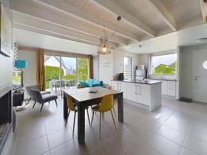 a kitchen and dining room with a table and chairs at Les Gîtes du Pêcheur in Erquy