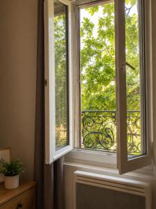 a window with a view of a balcony at Studio Maisons-Alfort in Maisons-Alfort
