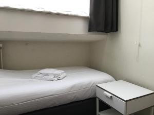Postel nebo postele na pokoji v ubytování Hotel Carillon