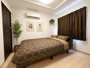 a bedroom with a large bed in a room at Rent菊水 -FIX HOME- in Sapporo