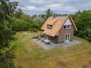 an overhead view of a house with a roof at Stille Wille in Ballum