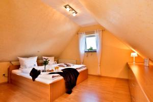een kleine kamer met 2 bedden op een zolder bij Ferienhaus Kottmann in Bremerhaven