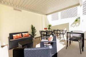 eine Terrasse mit Sofas, Tischen und Stühlen in der Unterkunft KT exclusive hotel in Cagliari + 41 Fotos