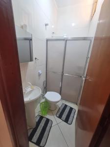 a bathroom with a toilet and a sink at Kitnet Ramez in Três Lagoas