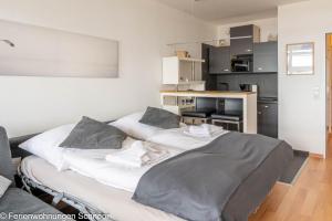a bedroom with two beds in a room at Waterkant in Schilksee