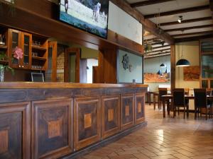 eine Bar in einem Restaurant mit Speisesaal in der Unterkunft Hotel Bio in Koper