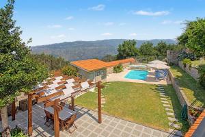 an overhead view of a backyard with a pool and a house at Casa Da Redouça in Cedrim