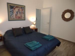 a bedroom with a blue bed with two bags on it at Departamento Alquiler Temporal en Chascomús in Chascomús