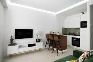 a living room with a tv and a kitchen at LAMAZONICO - Proche Centre - Terrasse Clim Plage in Menton +31 photos
