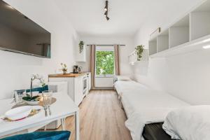 a bedroom with two beds and a table and a kitchen at Boardinghouse Rees in Rees