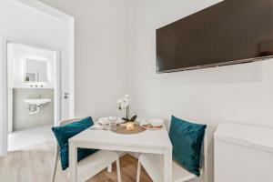 a white table and two blue chairs in a room at Boardinghouse Rees in Rees