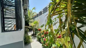 a courtyard with plants and flowers next to a building at Villa La Lagune in Mbour