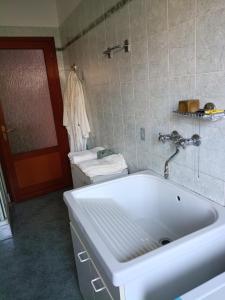 ein Badezimmer mit einer weißen Badewanne und einer Toilette in der Unterkunft Ca' Susy in Samone + 3 Fotos