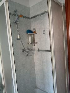 eine Dusche mit Glastür im Badezimmer in der Unterkunft Ca' Susy in Samone