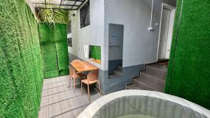 a room with a table and a green wall at Villa La Lagune in Mbour