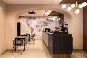 ein Restaurant mit einer Weltkarte an der Wand in der Unterkunft KT exclusive hotel in Cagliari