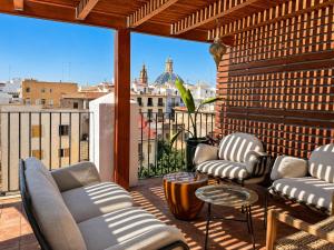 a balcony with chairs and a view of a city at Cosy Rooms Bolsería in Valencia